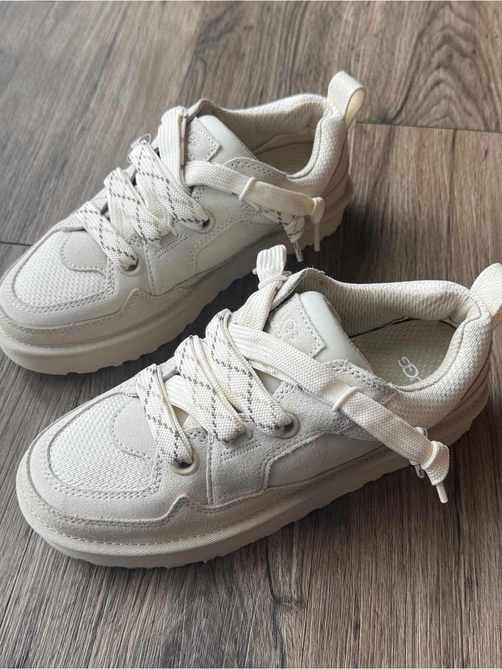Size 7 UGG Lo Lowmel Sneakers Cream Beige White Suede Boots Women’s